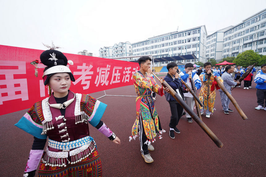 高三年級學(xué)生在“校園美食節(jié)”上跳苗族蘆笙舞。楊武魁攝