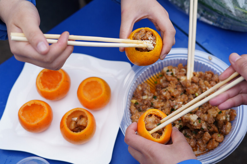 高三年級(jí)學(xué)生在“校園美食節(jié)”上制作美食。楊武魁攝