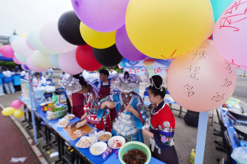 高三年級學(xué)生在“校園美食節(jié)”上制作美食。楊武魁攝