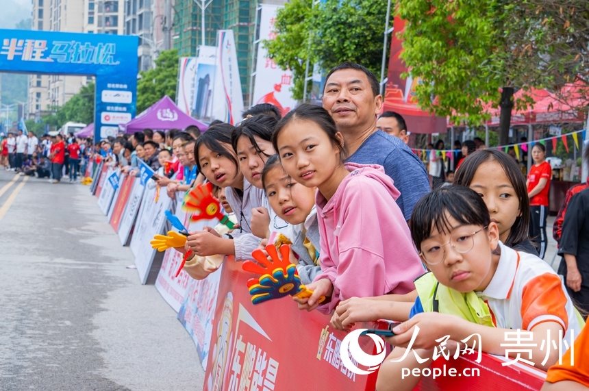 市民在路邊為選手加油。人民網(wǎng) 陽茜攝