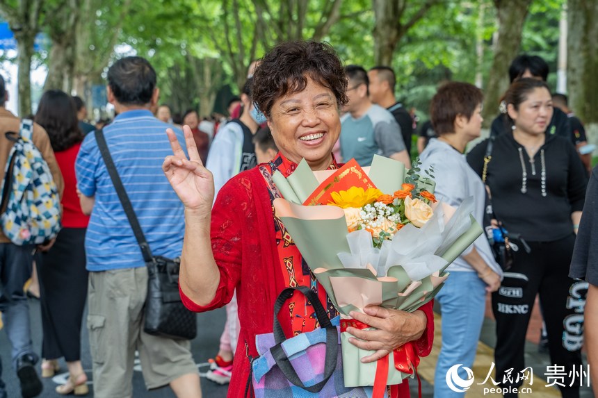 考生家長手捧鮮花等待孩子考試。人民網(wǎng) 陽茜攝