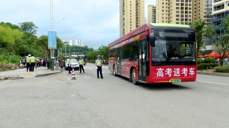 交警們正在有序勸導(dǎo)經(jīng)過的車輛 劉珊珊 攝.jpg