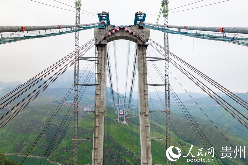 航拍建設(shè)中的納晴高速牂牁江大橋。人民網(wǎng)記者 涂敏攝