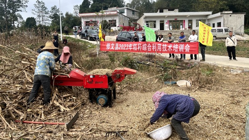 修文縣2023年秸稈綜合利用技術(shù)培訓(xùn)會在六桶鎮(zhèn)木林村開展 修文縣融媒體中心劉珊珊 攝.jpg