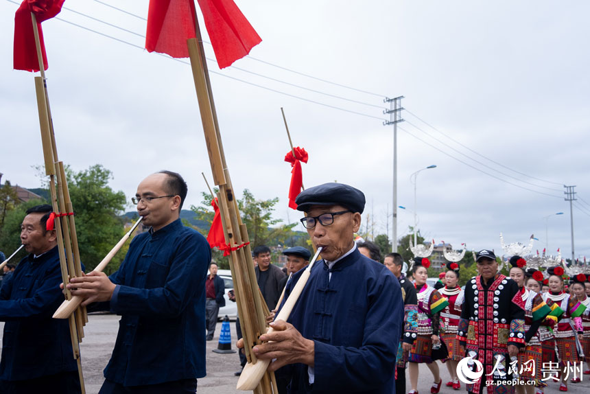 貴州黃平“蘆笙會”游演現(xiàn)場。人民網(wǎng)記者 涂敏攝