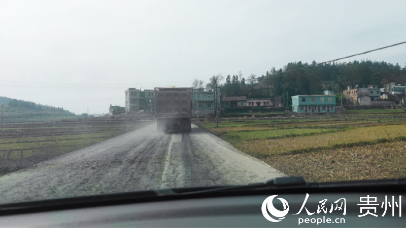 12月5日，貨車經(jīng)過后帶起少量灰塵。人民網(wǎng) 涂敏攝