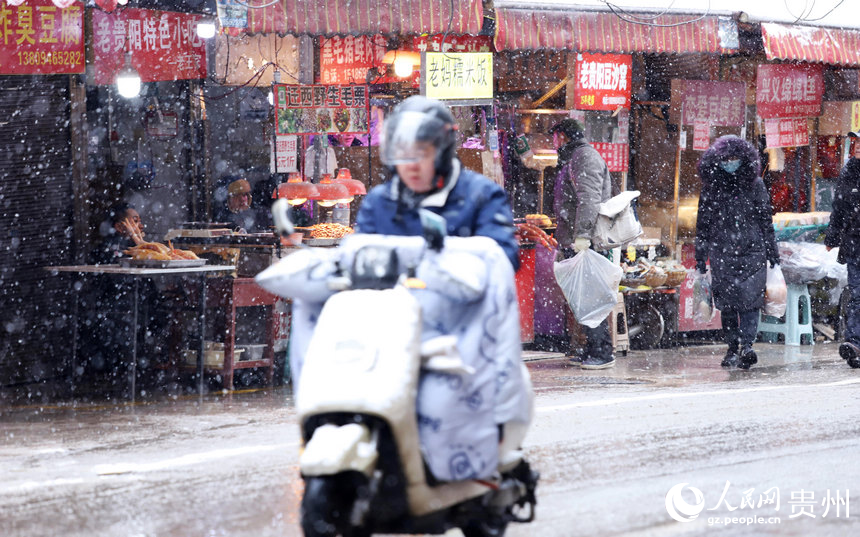 街道雪景。人民網(wǎng) 顧蘭云攝