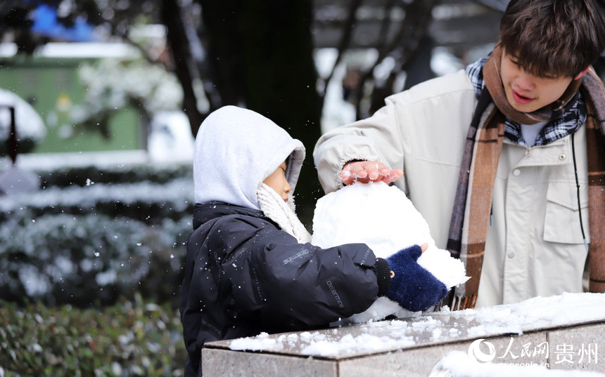 市民堆雪人。人民網(wǎng) 顧蘭云攝