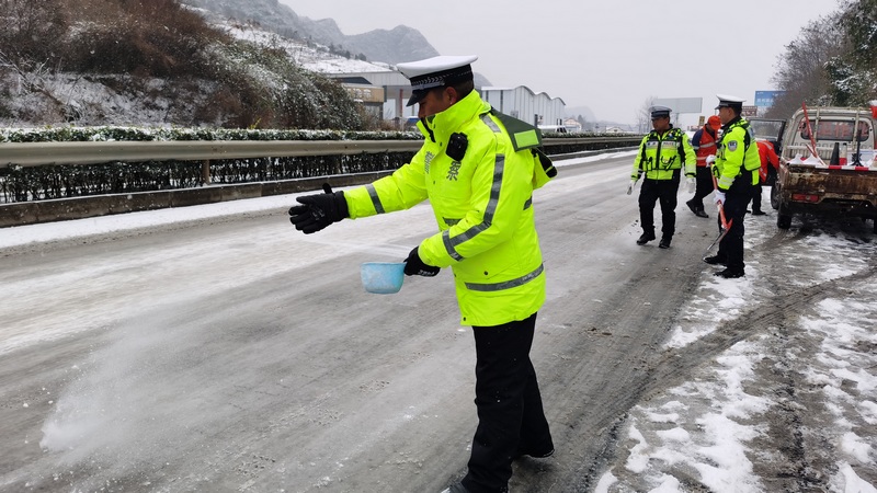 縣交警部門及時(shí)撒布融雪劑除雪除冰，保障道路通行。修文縣融媒體中心杜開雪 攝.jpg