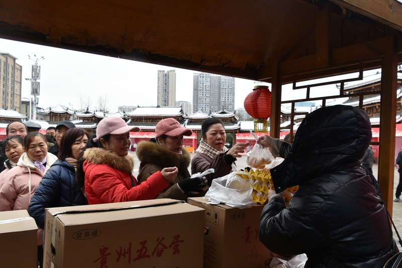 市民紛紛前來購年貨。