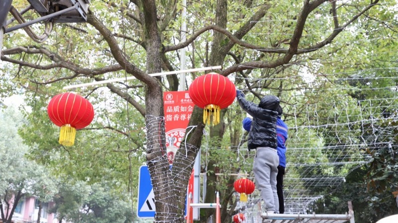 修文縣城內(nèi)工作人員正在掛燈籠 修文縣融媒體中心姜繼恒 攝.jpeg