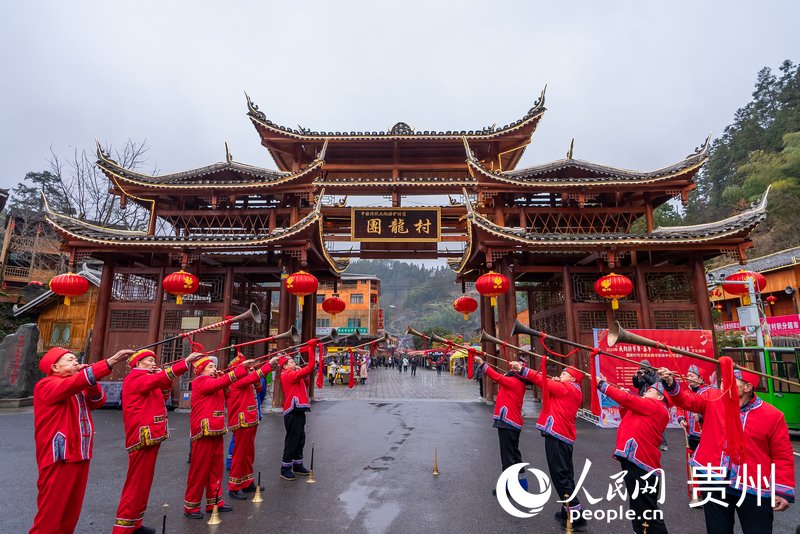 nEO_IMG_2 團(tuán)龍村“幸福土家過趕年”活動(dòng)現(xiàn)場，村民吹嗩吶迎客。人民網(wǎng)記者 涂敏攝