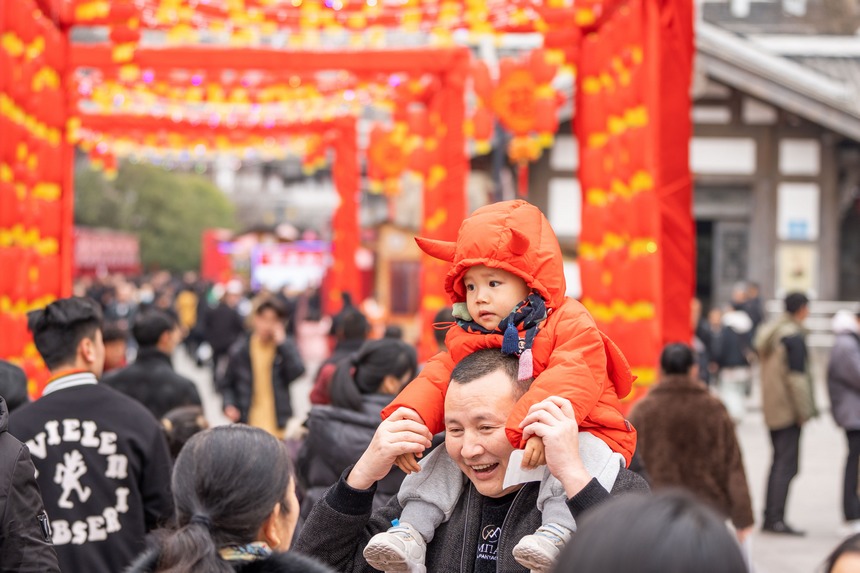 街上年味十足。羅大富攝