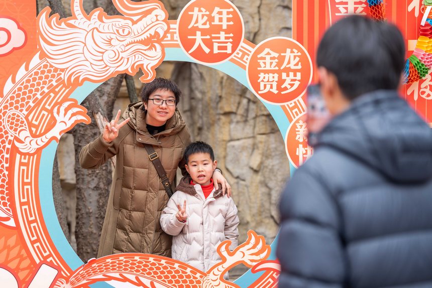 市民在步行街的龍年打卡處合影留念。羅大富攝