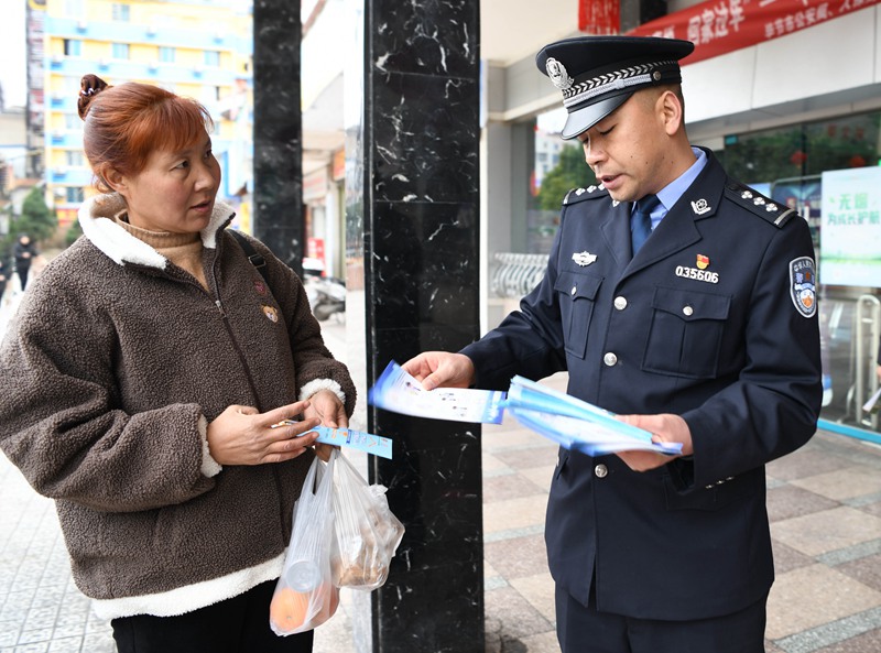 公安民警“面對面”對群眾進行經(jīng)濟犯罪防范宣傳。 (4)