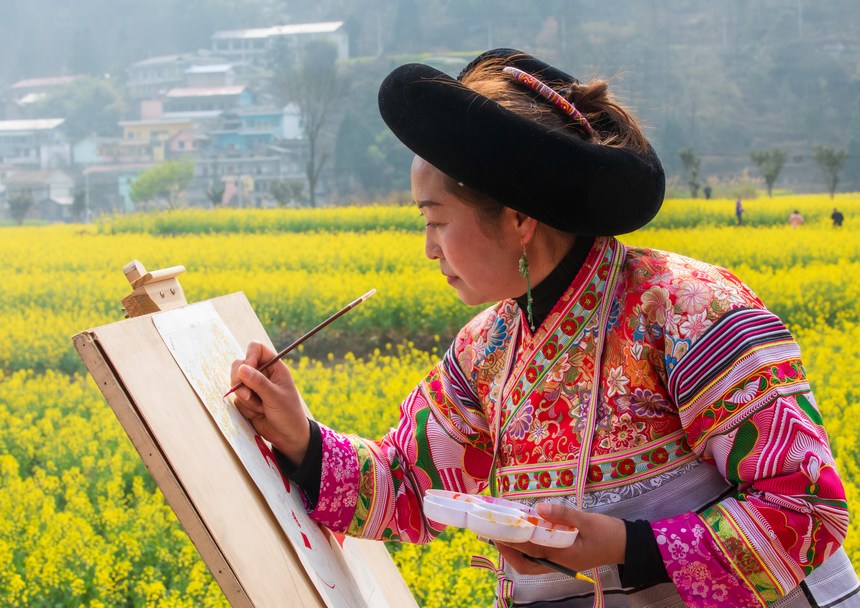 3月18日，游客在水城區(qū)陡箐鎮(zhèn)梅子關(guān)村寫生創(chuàng)作。聶康攝