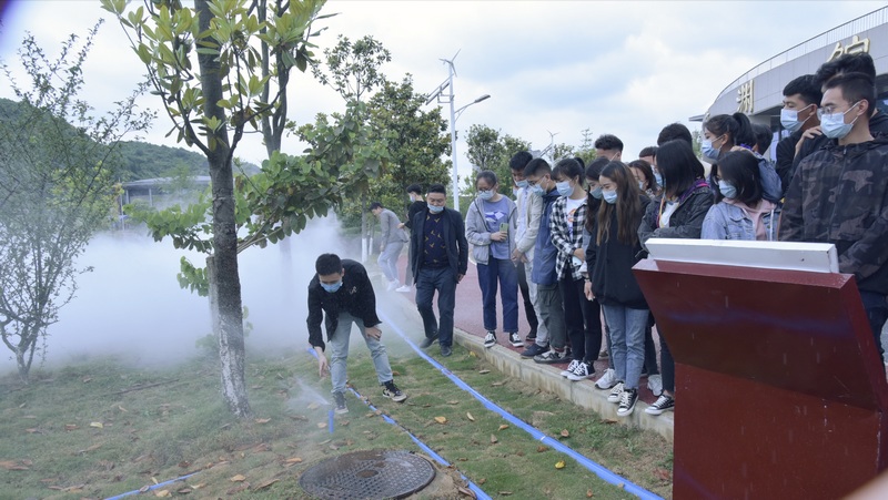 學生了解節(jié)水灌溉項目。貴州水職院供圖