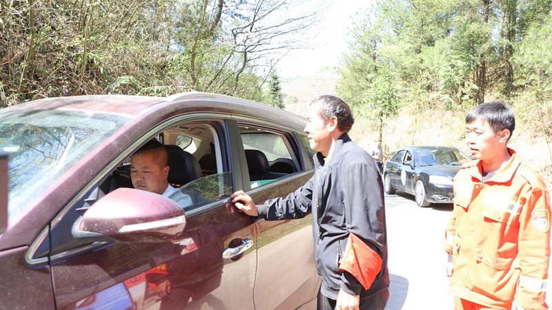 值守人員堅(jiān)守著崗位，對過往車輛進(jìn)行檢查登記，并對進(jìn)山人員進(jìn)行森林防火宣傳，防止進(jìn)山人員攜帶火種進(jìn)山。 修文縣融媒體中心伍維玉 攝.jpg