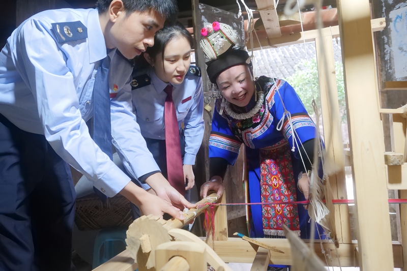 都勻市稅務局組織青年干部走訪都勻市苗藝民族工藝生產(chǎn)企業(yè)，提供一對一特色服務。黔南州稅務局供圖