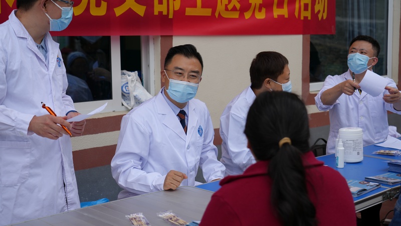 1.劉峰為幸福社區(qū)的老年人作義診。貴陽市口腔醫(yī)院供圖.JPG