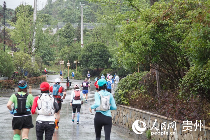 桐梓“村跑”現(xiàn)場。人民網(wǎng) 龍章榆攝