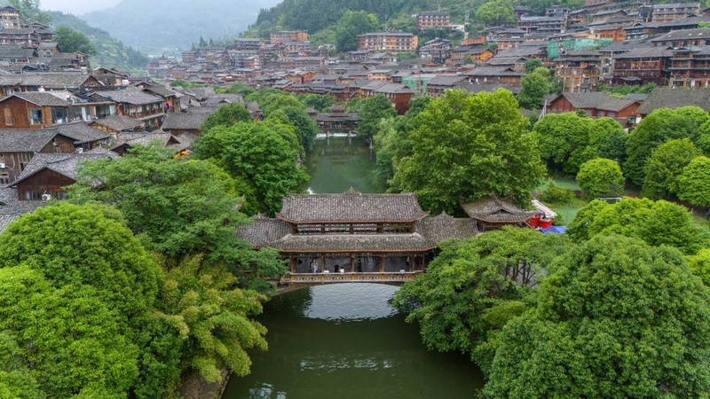 西江千戶苗寨共建有7座風(fēng)雨橋，風(fēng)雨橋是苗寨的一種特色建筑，可供遮風(fēng)擋雨，是苗族人交流、休息、娛樂的場所。姚晶權(quán)攝