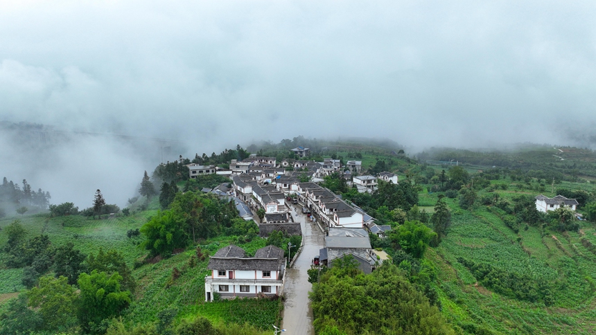 2024年6月9日，云霧繚繞的貴州省畢節(jié)赫章縣平山鎮(zhèn)中寨社區(qū)風(fēng)光。