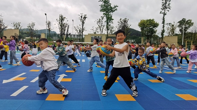 修文縣第四幼兒園的小朋友們在老師的帶領下依次開展了晨間活動、籃球操、集體教學活動展示和籃球?qū)官?修文縣融媒體中心查姜維 攝