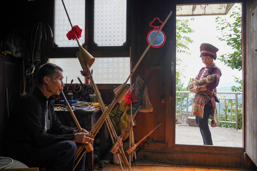 7月9日，貴州省丹寨縣排調(diào)鎮(zhèn)羊告村，王方元在測(cè)試蘆笙音色。