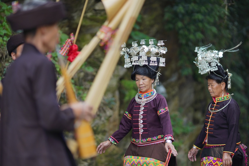 7月10日，貴州省丹寨縣排調(diào)鎮(zhèn)羊告村，李金英（右二）與苗族村民在跳錦雞舞。