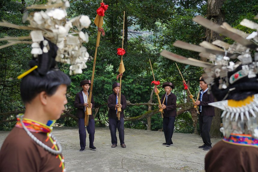 7月10日，貴州省丹寨縣排調(diào)鎮(zhèn)羊告村，王方元（左二）與苗族村民在跳錦雞舞。