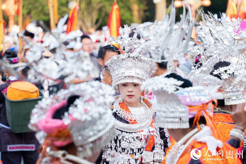 身著盛裝準(zhǔn)備參加仰阿莎文化節(jié)民族文化巡演的少數(shù)民族群眾。人民網(wǎng)記者 涂敏攝