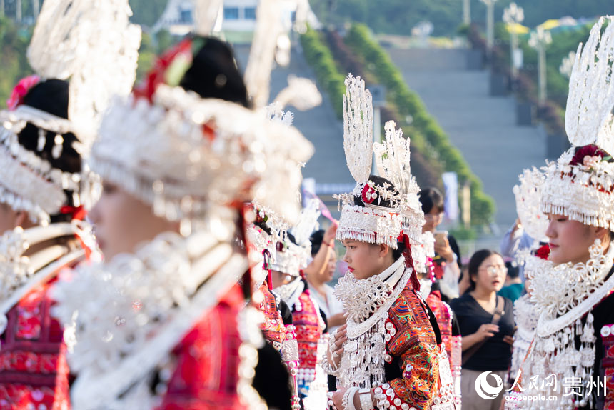 身著盛裝準(zhǔn)備參加仰阿莎文化節(jié)民族文化巡演的少數(shù)民族群眾。人民網(wǎng)記者 涂敏攝