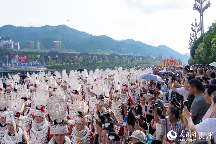 參加仰阿莎文化節(jié)民族文化巡演的少數(shù)民族群眾。人民網(wǎng)記者 涂敏攝