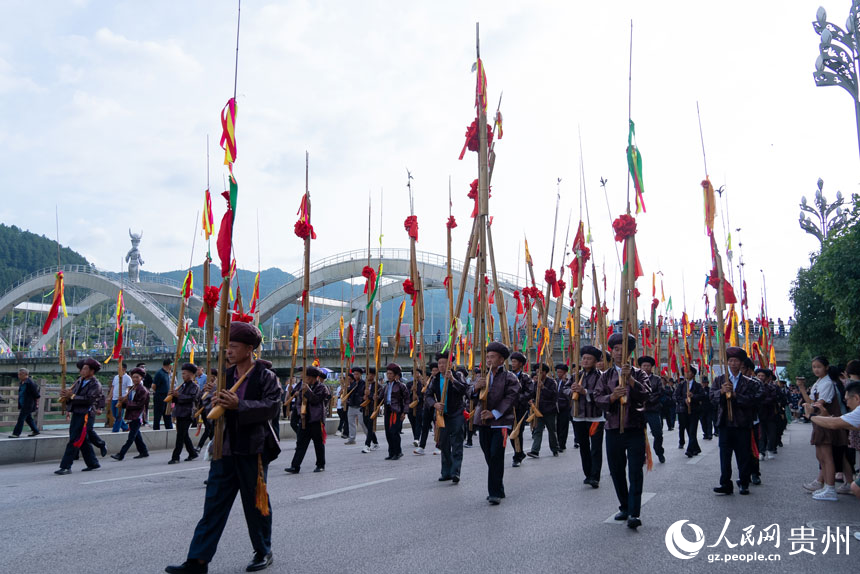 參加仰阿莎文化節(jié)民族文化巡演的少數(shù)民族群眾。人民網(wǎng)記者 涂敏攝