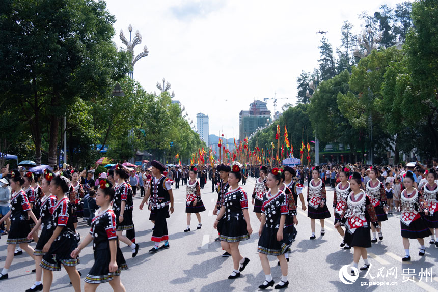 參加仰阿莎文化節(jié)民族文化巡演的少數(shù)民族群眾。人民網(wǎng)記者 涂敏攝