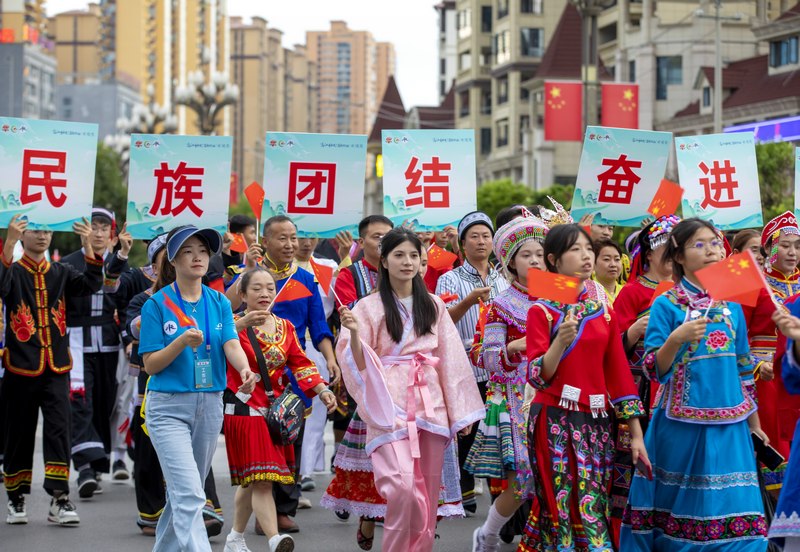 8月1日，“好生活在黔西”大巡游。陳穎攝