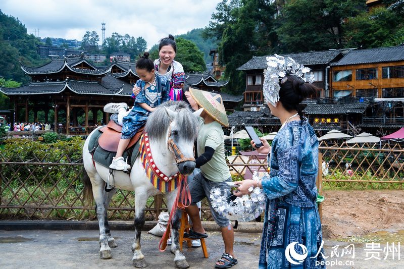 游客身著苗族服飾體驗旅拍。人民網(wǎng) 陽茜攝 .jpg