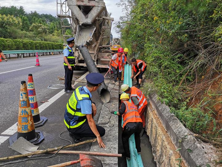 （圖3交通執(zhí)法人員組織公路養(yǎng)護部門對脫空區(qū)域進行修復。貴州省交通運輸綜合行政執(zhí)法七支隊供圖