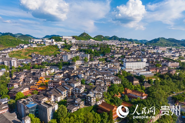 航拍仁懷市茅臺鎮(zhèn)。人民網(wǎng) 陽茜攝