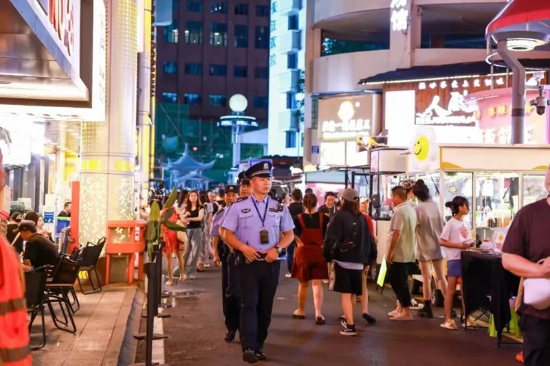 民警在太平路巡邏。