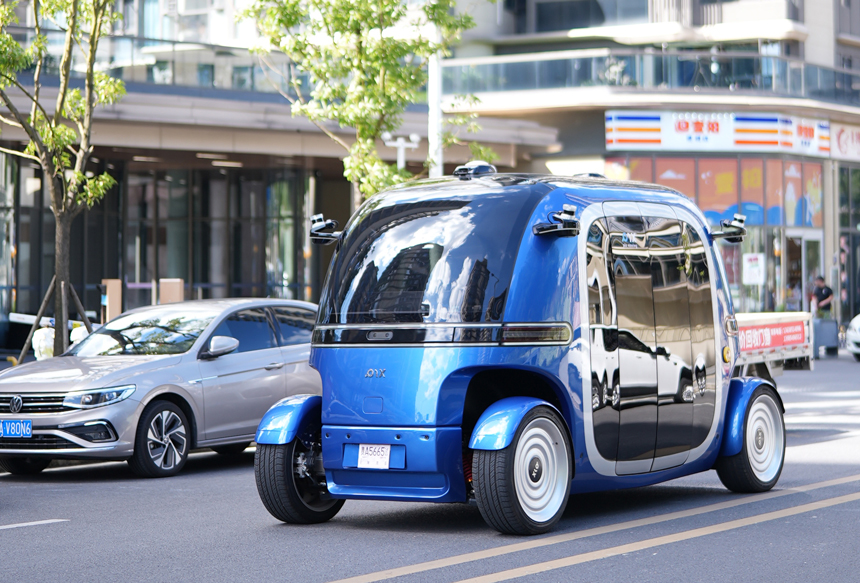 無人駕駛小巴Robobus“持證”上崗。貴州翰凱斯智能技術(shù)有限公司供圖