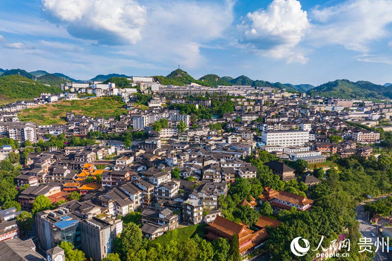 航拍仁懷市茅臺(tái)酒鎮(zhèn)。人民網(wǎng) 陽茜攝