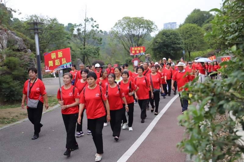 一大早，白虎山公園腳下人聲鼎沸，熱鬧非凡。李宇攝