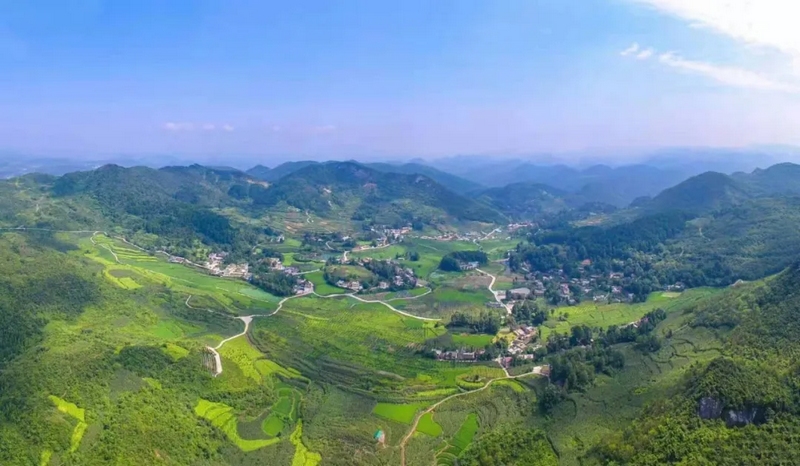 1 圖為甕安縣玉山鎮(zhèn)東北面的白花村村貌一角。