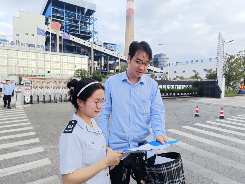 圖2：鎮(zhèn)遠縣稅務局向貴州黔東電力有限公司宣傳稅收政策