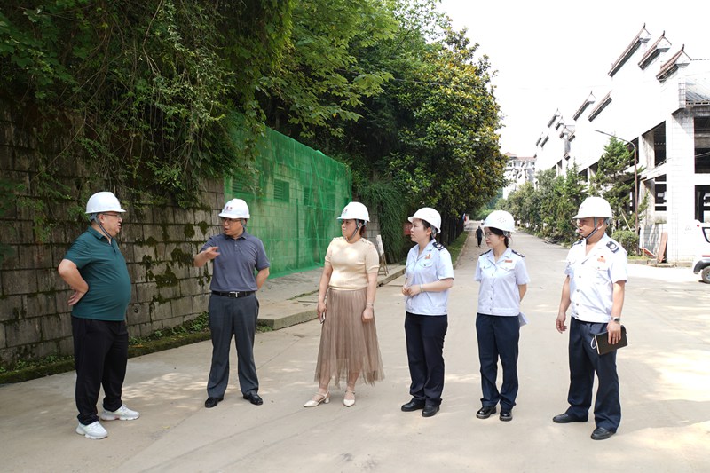 圖1：鎮(zhèn)遠縣稅務局實地調研青酒酒廠生產經營情況