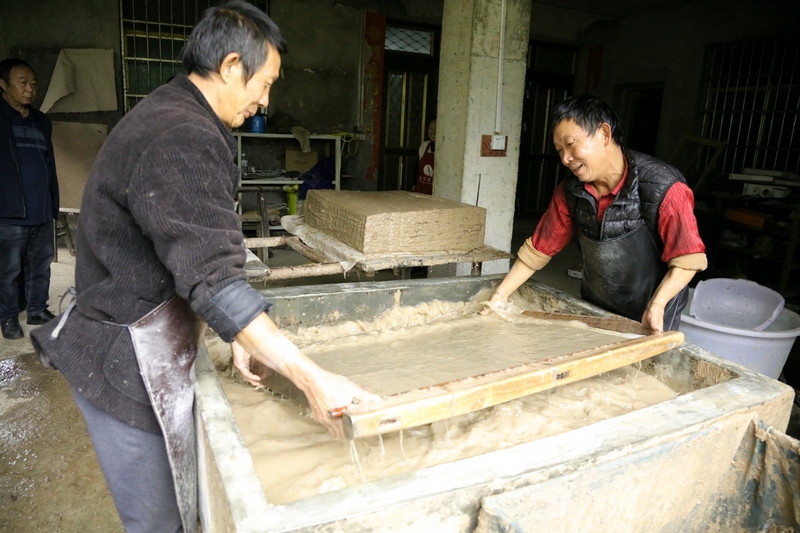 市級非物質(zhì)文化遺產(chǎn)——修文海馬明代造紙工藝。姜繼恒攝