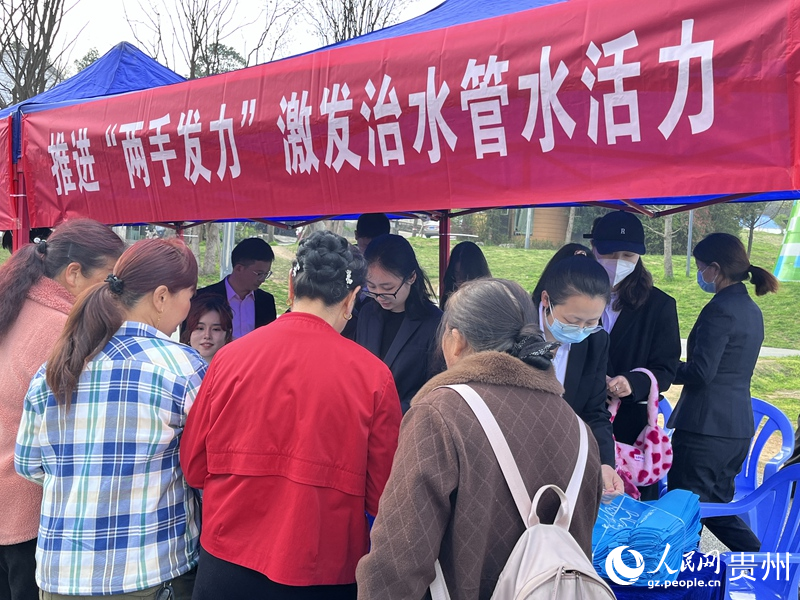 2023年“世界水日”“中國(guó)水周”宣傳活動(dòng)上，市民領(lǐng)取法治宣傳手冊(cè)。 人民網(wǎng) 陳潔泉攝