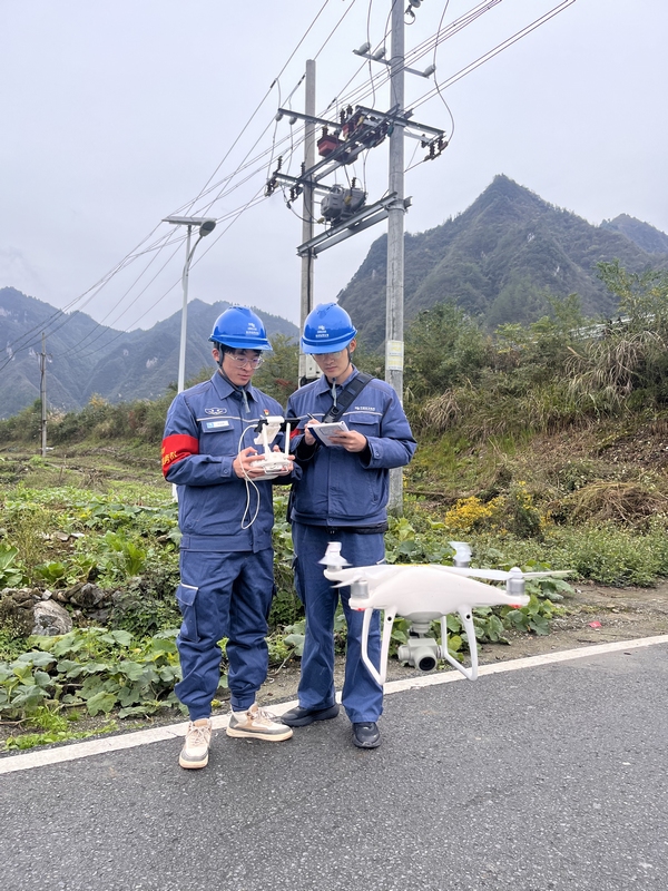 南方電網(wǎng)貴州遵義市郊供電局板橋供電所員工運(yùn)用無(wú)人機(jī)開(kāi)展迎峰度冬巡視工作。喻子晏攝